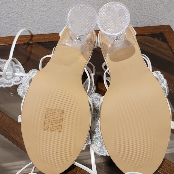 Elegant White Lace-Up Women's Sandals - Picture 7 of 8